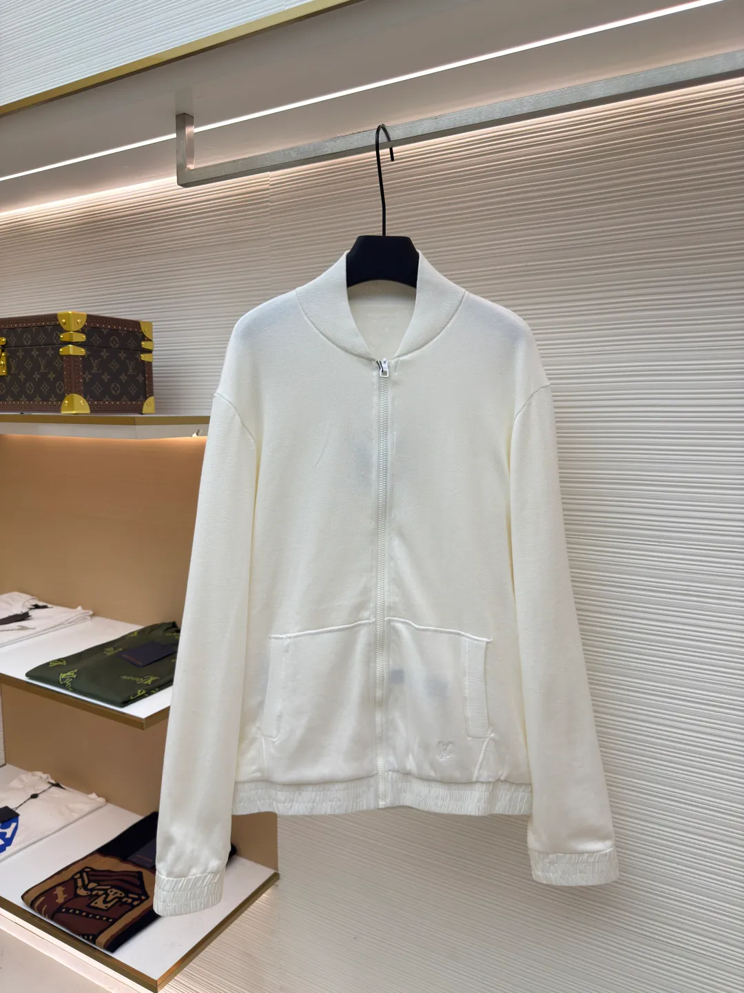LOUIS VUITTON double-sided zipper jacket ●Authentic product: 21300 purchase and development ●Item number: 1680684-B95 ●Fabric: nylon fabric ●Technology: full-width jacquard production ●Version: loose version ●Weight: about 610 grams ●Size: S-M-L-XL ●Description: Customized high-end nylon fantasy jacquard brocade and cotton sheep dense needle velvet, rich texture, full color, soft and delicate Double-sided charm, one piece of clothing to enjoy. One side quietly appears with low-key elegance. The iconic embroidered LV logo is embellished on it. The other side is covered with Yingze's full-width Monogram pattern, instantly lighting up the whole place. Exuding a sense of high-end from the inside out. Double-sided splendor. Like two movements in a symphony, each is wonderful and reflects each other. Unlock the noble code of fashion and use imported machine embroidery technology to use advanced computer control systems and precision mechanical components to realize LV logo embroidery operations. High precision, smooth and delicate lines, fabric jacquard technology, by weaving a full-width Monogram jacquard texture technology on the surface of the fabric, controlling the interweaving method of warp and weft lines, and accurately controlling the interweaving density and tension of the yarn to make it more three-dimensional. Ergonomic three-dimensional tailoring returns to traditional craftsmanship through segmentation, folding, shrinking, and stretching techniques. The so-called slow work produces fine work, which is the respect for materials and the pursuit of feel. The workmanship is complex and tedious, slow in aging, and high in loss. The overall wiring is straight and delicate, the fabric is comfortable and soft, and the color is consistent without color difference. It can be matched with the same style to create a fashionable look and control various occasions. Customized accessories, complete with three standards, same style for men and women!